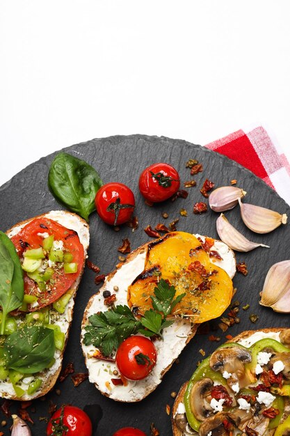 Talerz z kolorowym daniem